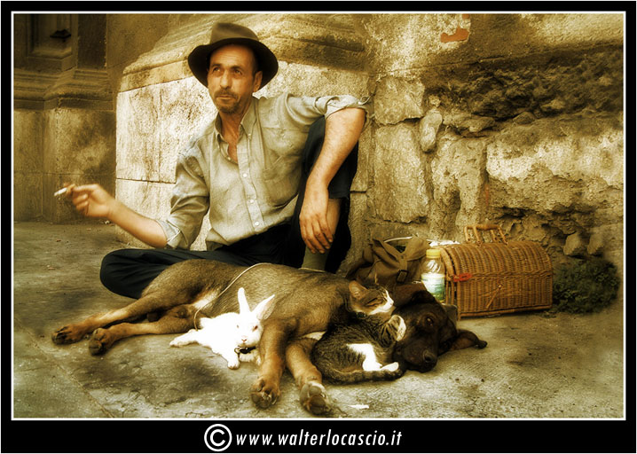 http://www.walterlocascio.it/photos/Portrait/il_mendicante_e_lo_strano_trio.jpg